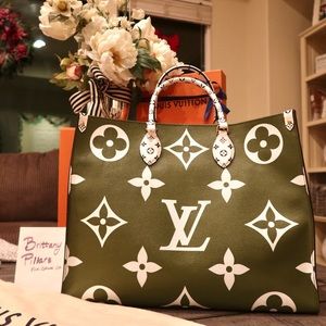 Louis Vuitton Monogram Giant OnTheGo Khaki